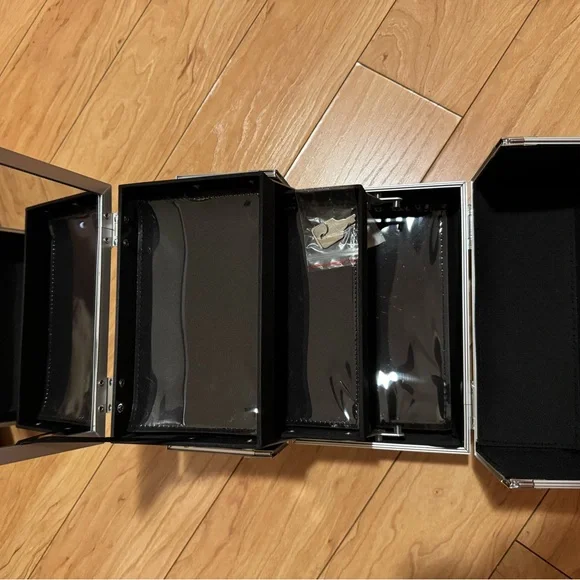 Frenessa Holographic pink makeup train case brand new - Picture 5 of 7